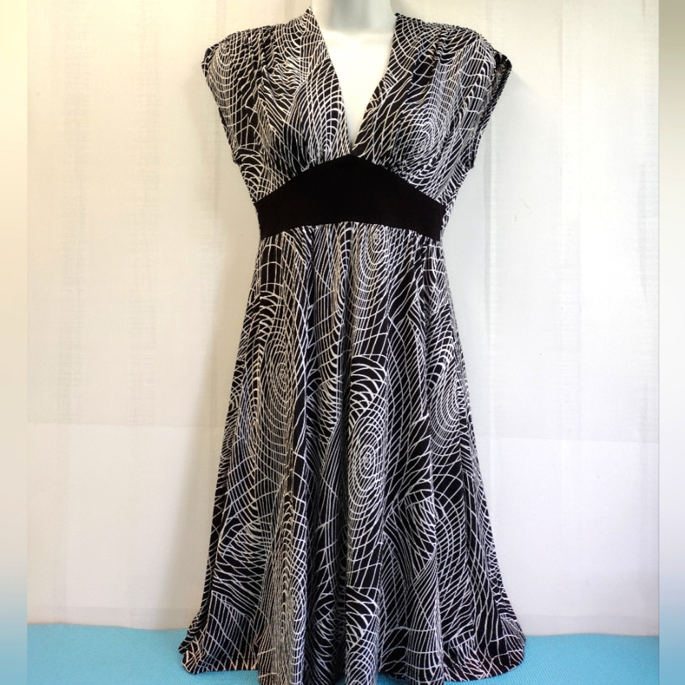 NEW Linda Black & White A-line Flare Dress V-Neck Size S